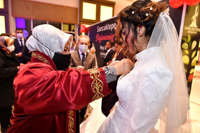 Sancaktepe'de Roman çiftler toplu nikah töreniyle dünya evine girdi Sancaktepe'de Roman çiftler toplu nikah töreniyle dünya evine girdi