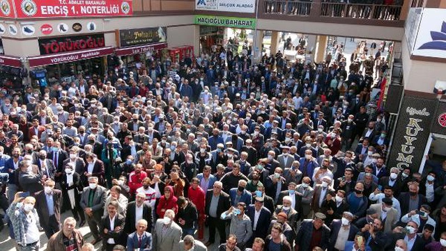 Erciş'te esnafı ziyaret eden Davutoğlu: Ailenize 'Serok Ahmet'in selamı var' deyin