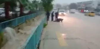 İzmir'i sağanak vurdu: Cadde ve sokaklar göle döndü