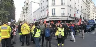 Paris'te yüzlerce öfkeli itfaiyeciden, ses ve sis bombalı protesto gösterisi