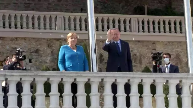 Cumhurbaşkanı Erdoğan, veda ziyareti için Türkiye'ye gelen Merkel'e Huber Köşkü balkonundan İstanbul'u anlattı