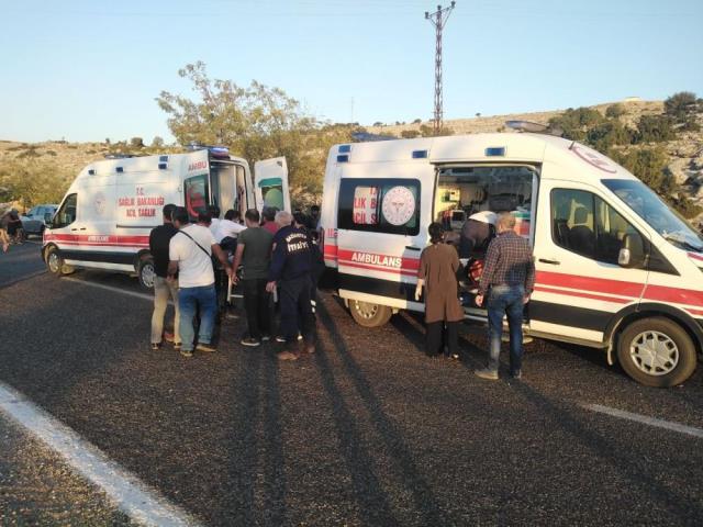 Gaziantep'te minibüs ile otomobilin çarpıştığı kazada can pazarı yaşandı: 2'si ağır 12 yaralı