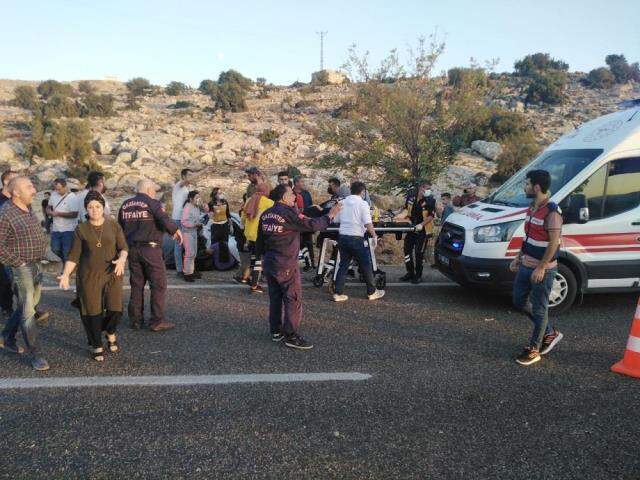 Gaziantep'te minibüs ile otomobilin çarpıştığı kazada can pazarı yaşandı: 2'si ağır 12 yaralı Gaziantep'te minibüs ile otomobilin çarpıştığı kazada can pazarı yaşandı: 2'si ağır 12 yaralı