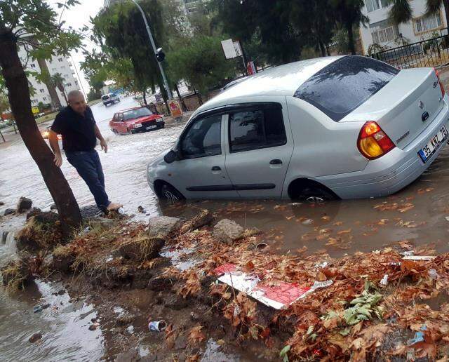 İzmir'de sağanak ve fırtına hayatı felç etti! Çatılar uçtu, ağaçlar devrildi, heyelan meydana geldi İzmir'de sağanak ve fırtına hayatı felç etti! Çatılar uçtu, ağaçlar devrildi, heyelan meydana geldi