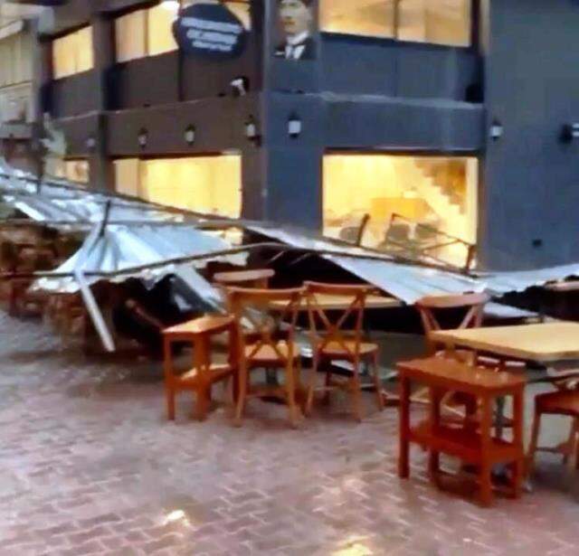 İzmir'de sağanak ve fırtına hayatı felç etti! Çatılar uçtu, ağaçlar devrildi, heyelan meydana geldi İzmir'de sağanak ve fırtına hayatı felç etti! Çatılar uçtu, ağaçlar devrildi, heyelan meydana geldi
