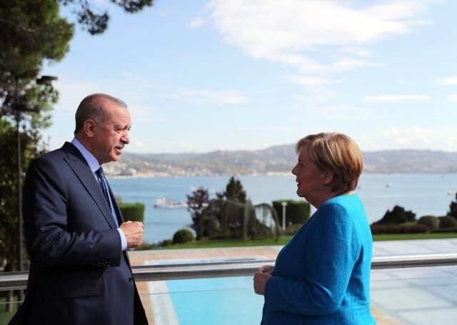 Merkel'le kamera karşısına geçen Cumhurbaşkanı Erdoğan'dan 'direk' şakası