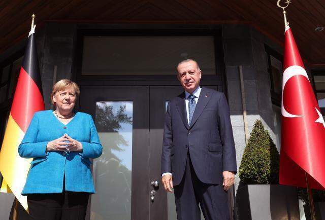 Merkel'le kamera karşısına geçen Cumhurbaşkanı Erdoğan'dan 'direk' şakası