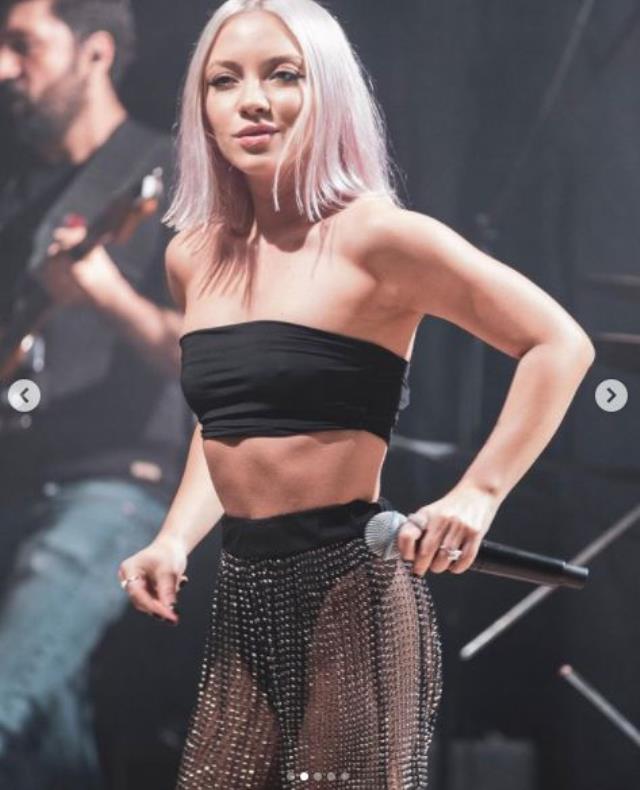 Şarkıcı Ece Seçkin konser sahnesine sütyensiz çıktı