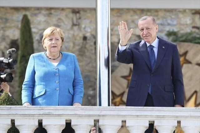 Cumhurbaşkanı Erdoğan, veda ziyareti için Türkiye'ye gelen Merkel'e Huber Köşkü balkonundan İstanbul'u anlattı