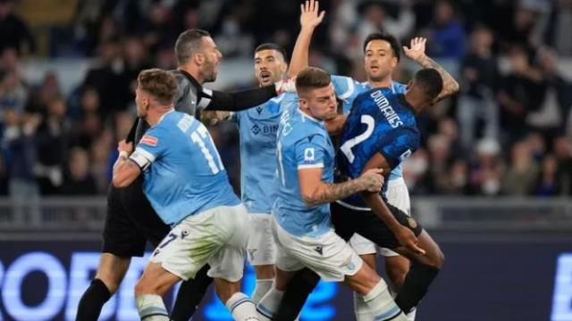 Lazio-Inter maçında ortalık savaş alanına döndü! İki takım futbolcuları boğaz boğaza kavga etti