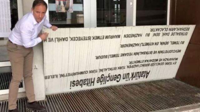 Atatürk'ün Gençliğe Hitabe levhasının kesilerek mazgala kapak yapıldığı iddiası Atatürk'ün Gençliğe Hitabe levhasının kesilerek mazgala kapak yapıldığı iddiası