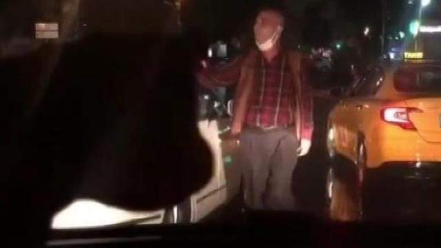 İstanbul'da bir taksici, tartıştığı sürücüye küfürler savurup aracının camını yumrukladı İstanbul'da bir taksici, tartıştığı sürücüye küfürler savurup aracının camını yumrukladı