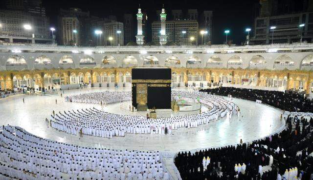 Mekke'de 20 ay sonra bir ilk! Mescid-i Haram'da sosyal mesafesiz namaz kılındı Mekke'de 20 ay sonra bir ilk! Mescid-i Haram'da sosyal mesafesiz namaz kılındı