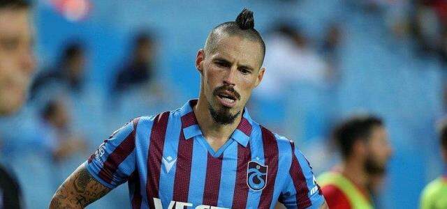 Trabzonspor'da Fenerbahçe maçı öncesi takımın yıldızı Hamsik tesisten ayrıldı Trabzonspor'da Fenerbahçe maçı öncesi takımın yıldızı Hamsik tesisten ayrıldı