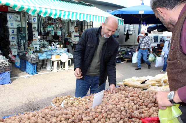 Enflasyonun tersine gidiyor! Geçen yıl 50 liraya satılan ceviz, bu yıl 20 liraya düştü Enflasyonun tersine gidiyor! Geçen yıl 50 liraya satılan ceviz, bu yıl 20 liraya düştü