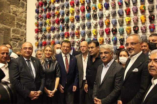 Diyarbakırlı ailelerden ziyarette bulunan Ekrem İmamoğlu'na sitem: Buraya kadar geldi, acımızı paylaşmadı
