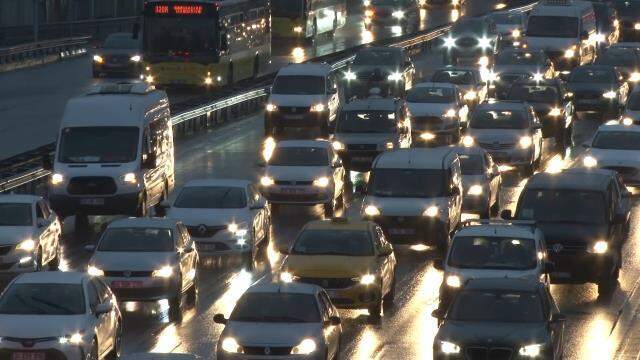 İstanbul'da haftanın ilk iş gününde yağmur, trafiği vurdu İstanbul'da haftanın ilk iş gününde yağmur, trafiği vurdu