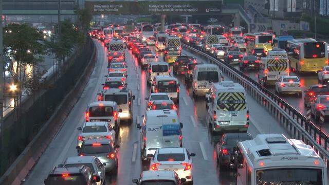İstanbul'da haftanın ilk iş gününde yağmur, trafiği vurdu İstanbul'da haftanın ilk iş gününde yağmur, trafiği vurdu