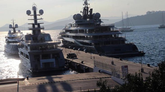 Milyon dolarlık yatlar ardı ardına Bodrum'a yanaştı! Gören dönüp bir daha baktı Milyon dolarlık yatlar ardı ardına Bodrum'a yanaştı! Gören dönüp bir daha baktı