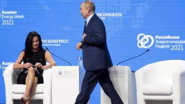 Rus televizyonu Putin'in karşısına oturan ABD'li gazeteciye tepki gösterdi: Bacaklarıyla ne yapıyor?