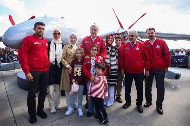 Sümeyye Erdoğan, kayınpederi Özdemir Bayraktar'ın tabutuna yaş dolu gözlerle baktı