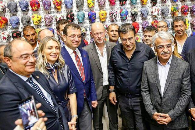 Diyarbakır'daki 'Hafıza Odası' sergisinde tabutları surlardan aşağıya attılar Diyarbakır'daki 'Hafıza Odası' sergisinde tabutları surlardan aşağıya attılar