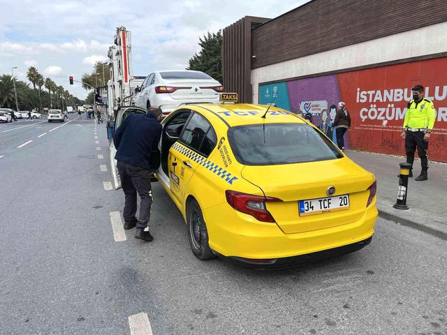İstanbul'da yolcu seçen taksi sürücüsü kendini bu sözlerle savundu: Taksim'de 50 euroya yolcu taşıyorlar İstanbul'da yolcu seçen taksi sürücüsü kendini bu sözlerle savundu: Taksim'de 50 euroya yolcu taşıyorlar