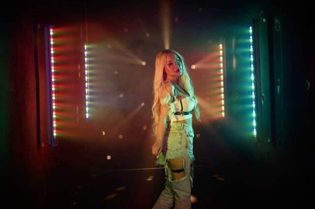 Fenomen Eva Benır, yeni şarkısını hayranlarıyla buluşturdu