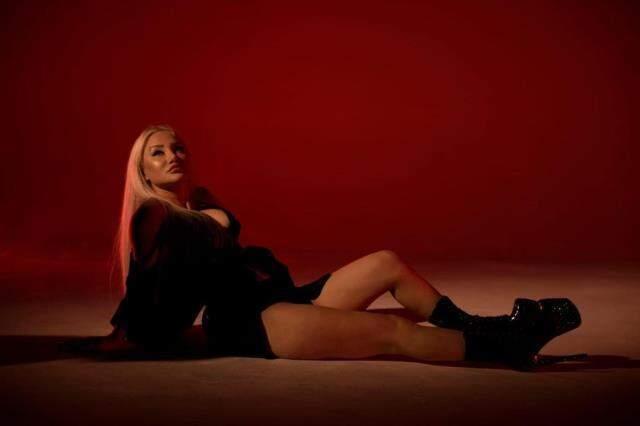 Fenomen Eva Benır, yeni şarkısını hayranlarıyla buluşturdu