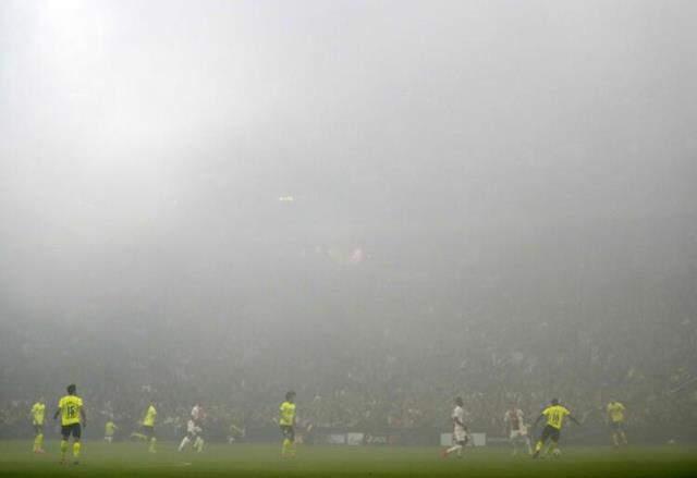 Türkiye'de olsa ceza yağar! Beşiktaş'ın grubundaki maçta stadı ateşe verdiler