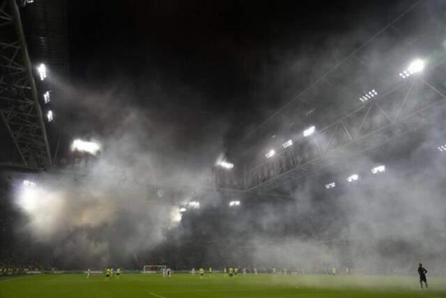 Türkiye'de olsa ceza yağar! Beşiktaş'ın grubundaki maçta stadı ateşe verdiler