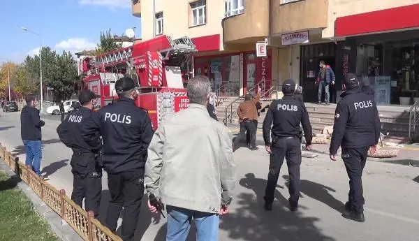 Uzaklaştırmayı ihlal eden kocasına kızıp, eşyaları pencereden attı