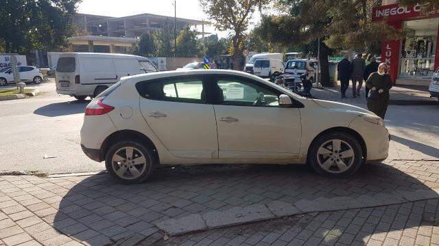 Otomobilini kaldırıma park eden sürücüye not yazıp tepki gösterdi: Değerli öküz, aracınız düzgün yere park et Otomobilini kaldırıma park eden sürücüye not yazıp tepki gösterdi: Değerli öküz, aracınız düzgün yere park et