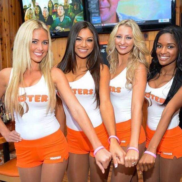 Türkiye'de de şube açacaklardı! Ünlü restoranda kadın garsonların tango şort giymesi tepki çekti