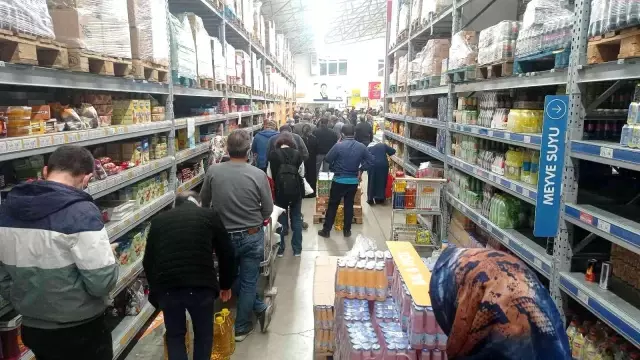 Açılışa özel ucuz yağ kapışıldı