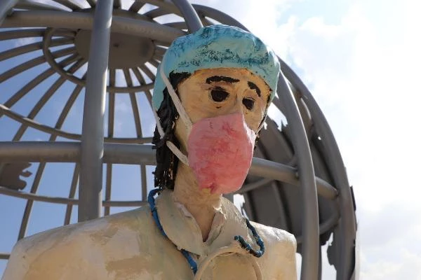 Belediye tarafından yaptırılan sağlıkçı heykelleri kenti karıştırdı: Çocuklarımız görüp korkabilir
