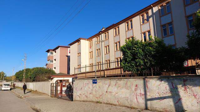 Lisede bıçaklı saldırı! Kız öğrenci, sınıf arkadaşının sırtına bıçak sapladı
