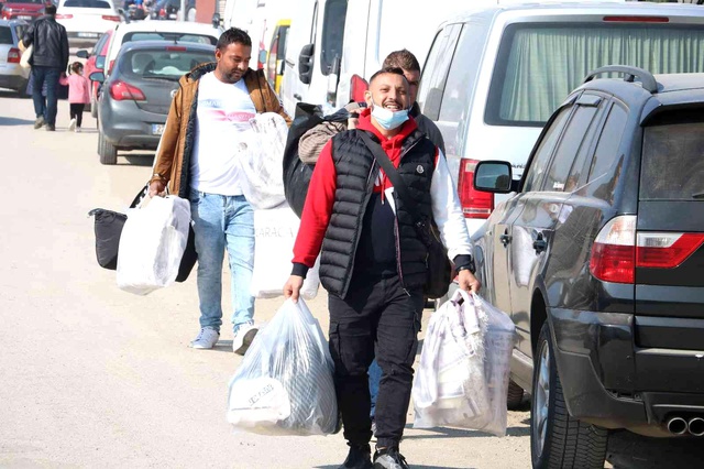Komşular, Edirne'deki 'sosyete pazarı'na akın etti Komşular, Edirne'deki 'sosyete pazarı'na akın etti