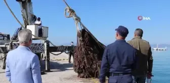 Kuşadası Körfezi'nden 40 metre 'Hayalet Ağ' çıkartıldı