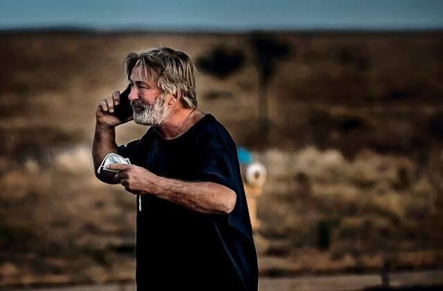 Yönetmenin ölümüne neden olan ünlü oyuncu Alec Baldwin gözyaşlarına boğulduğu anlar ortaya çıktı