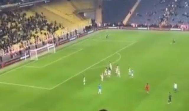 Alkışlanacağını umuduyla tribünlere giden Fenerbahçeli futbolcular, taraftarın tepkisiyle yıkıldı Alkışlanacağını umuduyla tribünlere giden Fenerbahçeli futbolcular, taraftarın tepkisiyle yıkıldı