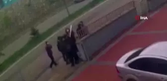 Son dakika haber! Yurt önünde tekme tokat kavga kamerada