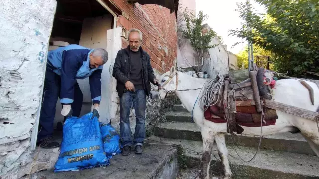 Araçların girmediği mahalleye atıyla yük servisi yapıyor! Ton başına 150 lira kazanıyor