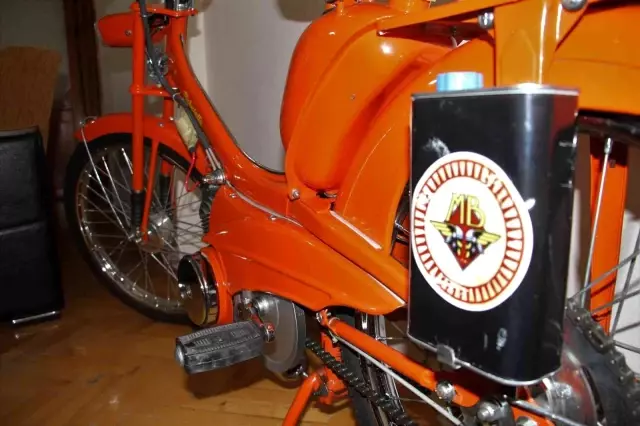 Misafirler şaşırıp kalıyor! 1970 model motosikleti evinin misafir odasında saklıyor