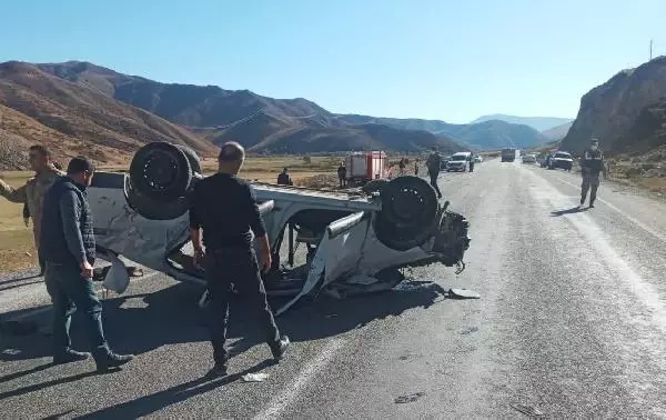 Bitlis'te takla atan otomobildeki 1 kişi hayatını kaybetti, 4 kişi yaralandı