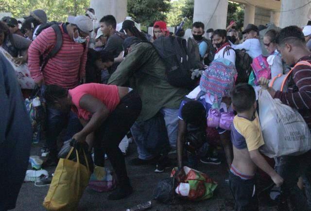 Meksika'da yaşam şartlarını protesto eden göçmenler, başkente yürümeye başladı