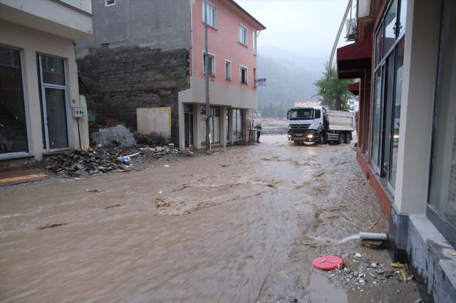 64 kişinin ölümüyle sonuçlanan sel felaketinin yaşandığı Bozkurt, yeniden sular altında kaldı