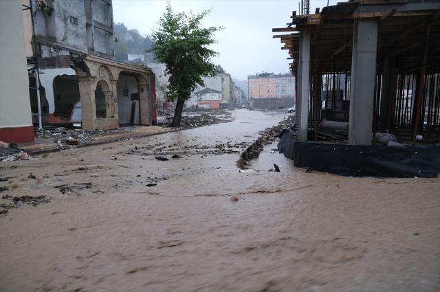 64 kişinin ölümüyle sonuçlanan sel felaketinin yaşandığı Bozkurt, yeniden sular altında kaldı