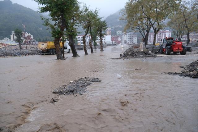 64 kişinin ölümüyle sonuçlanan sel felaketinin yaşandığı Bozkurt, yeniden sular altında kaldı