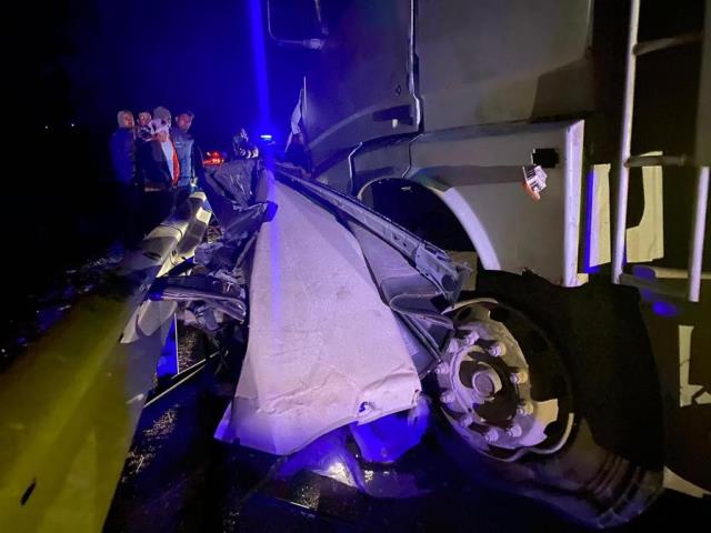 Kontrolden çıkan kamyon önce traktöre sonra da karşıdan gelen otomobile çarptı: 5 ölü, 1 yaralı